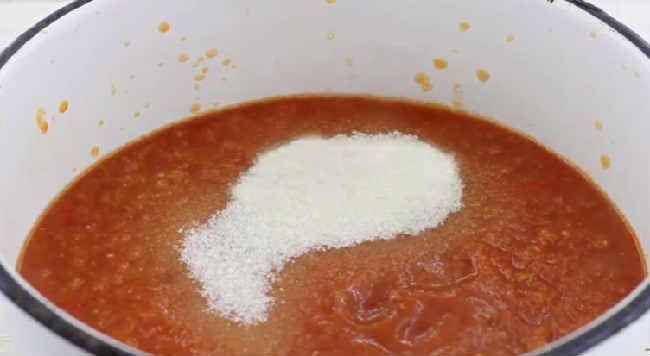 Узнайте, как приготовить соус из томатов и слив на зиму: 3 простых и проверенных рецепта
