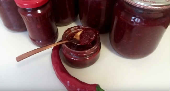 Узнайте, как приготовить соус из томатов и слив на зиму: 3 простых и проверенных рецепта