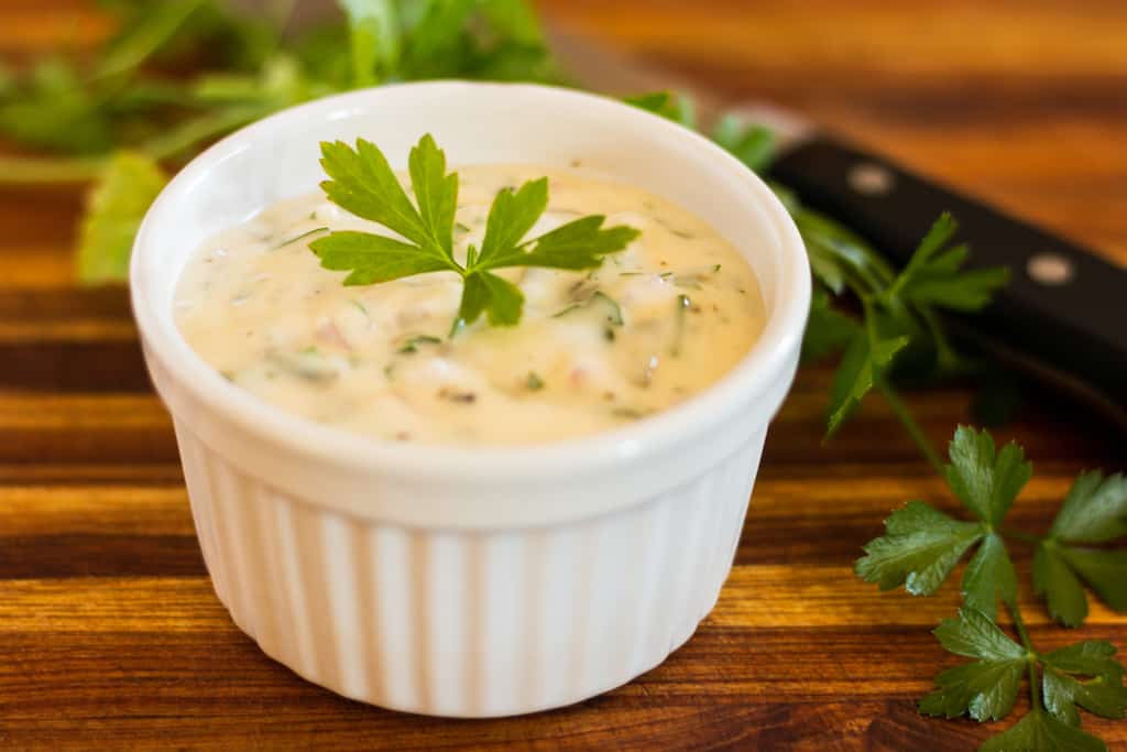 Рецепты белых соусов с чесноком и зеленью подходящие к любому блюду