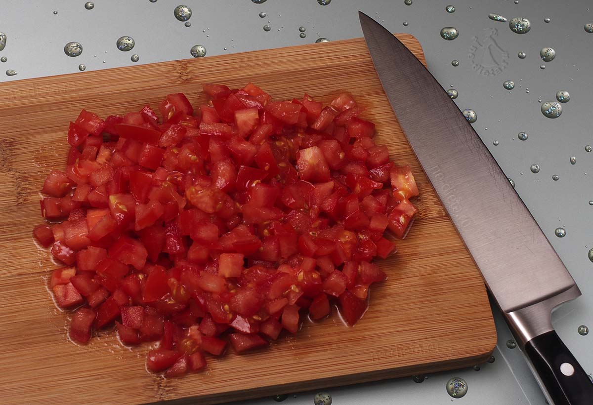 Нарезать помидоры кубиками