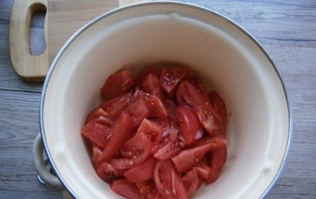Нарежьте помидоры на кастрюлю.<br />.