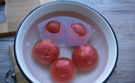 Залить помидоры кипятком на 1-2 минуты, затем ополоснуть холодной водой.<br />