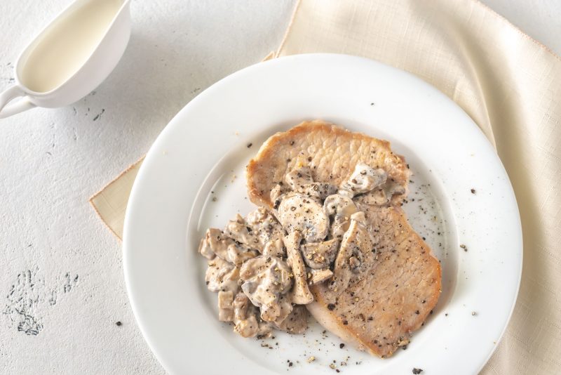 Как сделать сливочный чесночный соус с грибами?