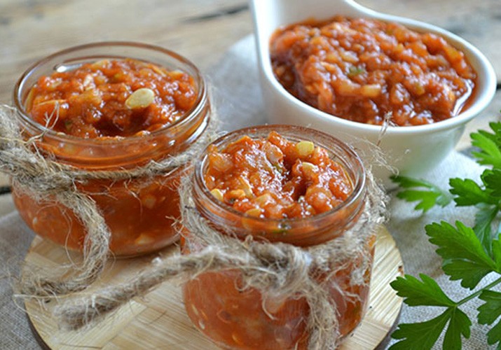 Подборка рецептов кабачковой аджики с томатной пастой