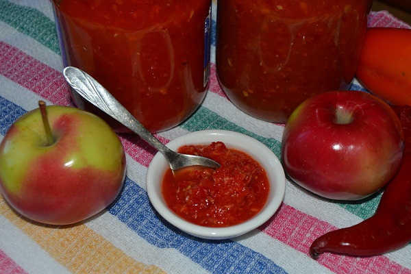 Как приготовить аджику с помидорами и яблоками