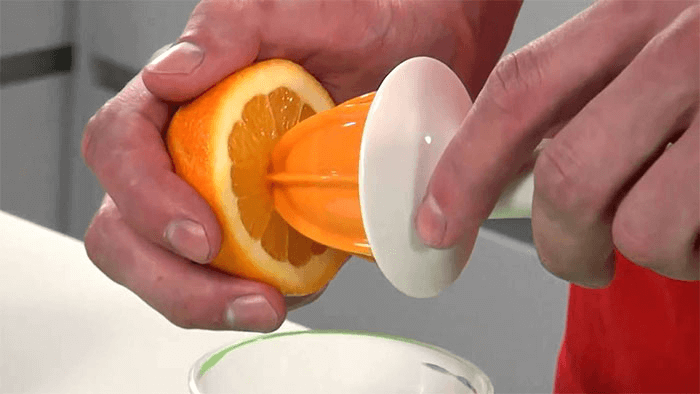 Выжмите сок из одного апельсина