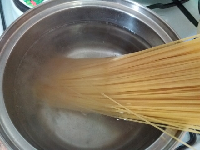 Положите спагетти в кипящую воду
