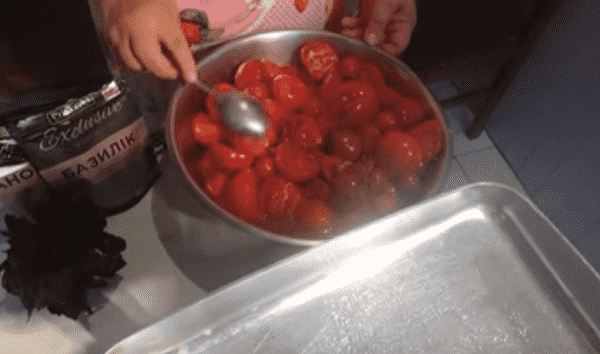 помидоры-нарезы-в-лунке