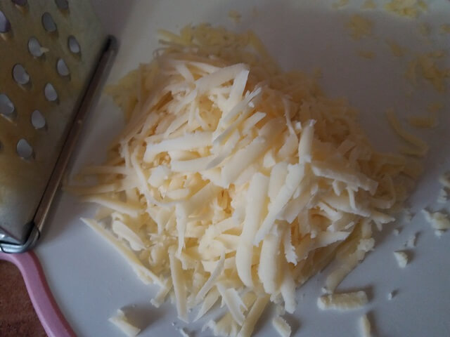 Натрите сыр на терке