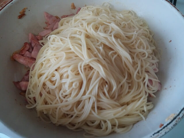Выложите спагетти на сковороду