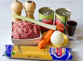 Рецепт домашних макарон с соусом болоньезе и мясным фаршем