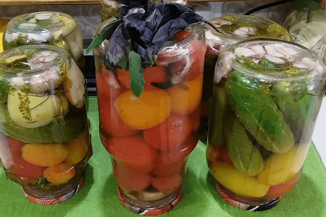 Ассорти из помидоров и огурцов на зиму - самые вкусные рецепты на 1, 2 и 3 литра