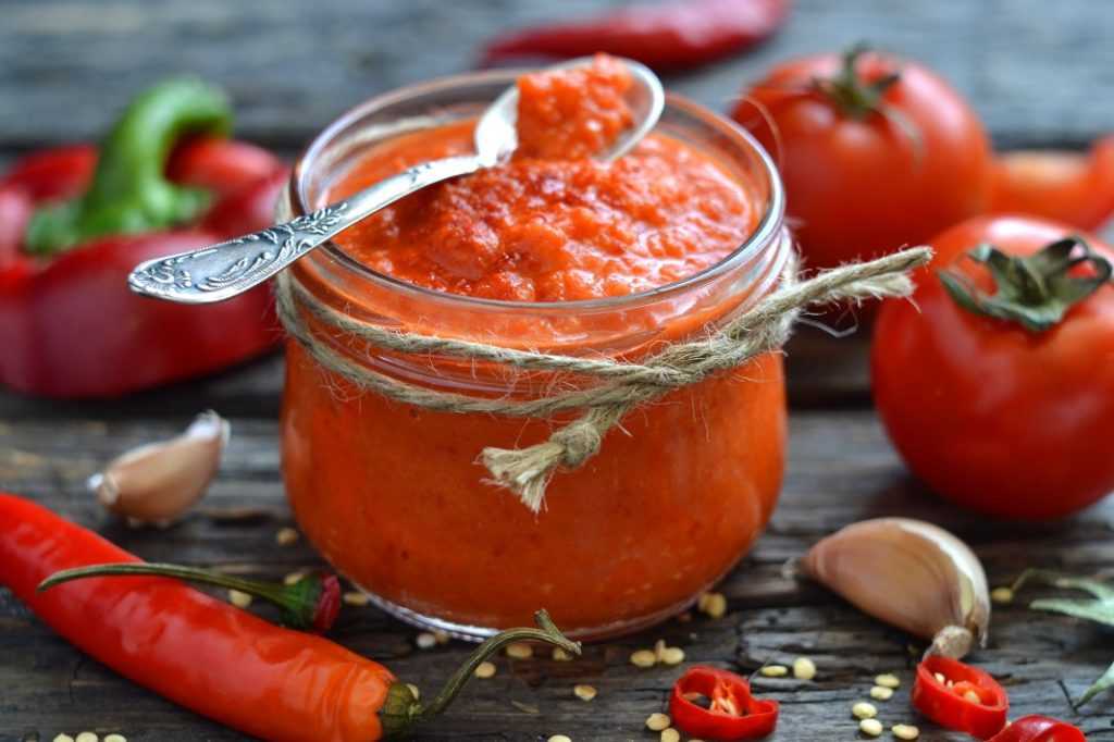 ТОП-4 лучших рецептов кетчупа из помидоров с чесноком