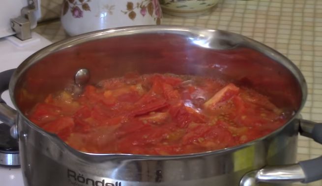 wlać koncentrat pomidorowy do garnka
