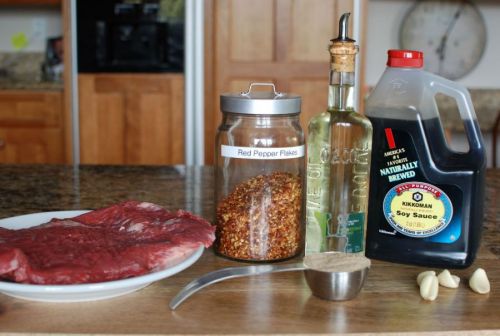 Говяжий стейк и ингредиенты для маринада