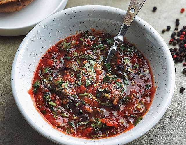 Как приготовить чесночный соус со свежими помидорами и кинзой