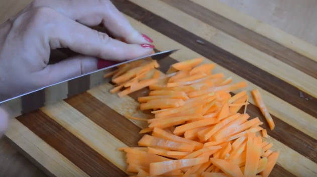 Нарежьте морковь ломтиками