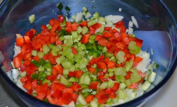 В кастрюле или большой миске смешайте нарезанные овощи.