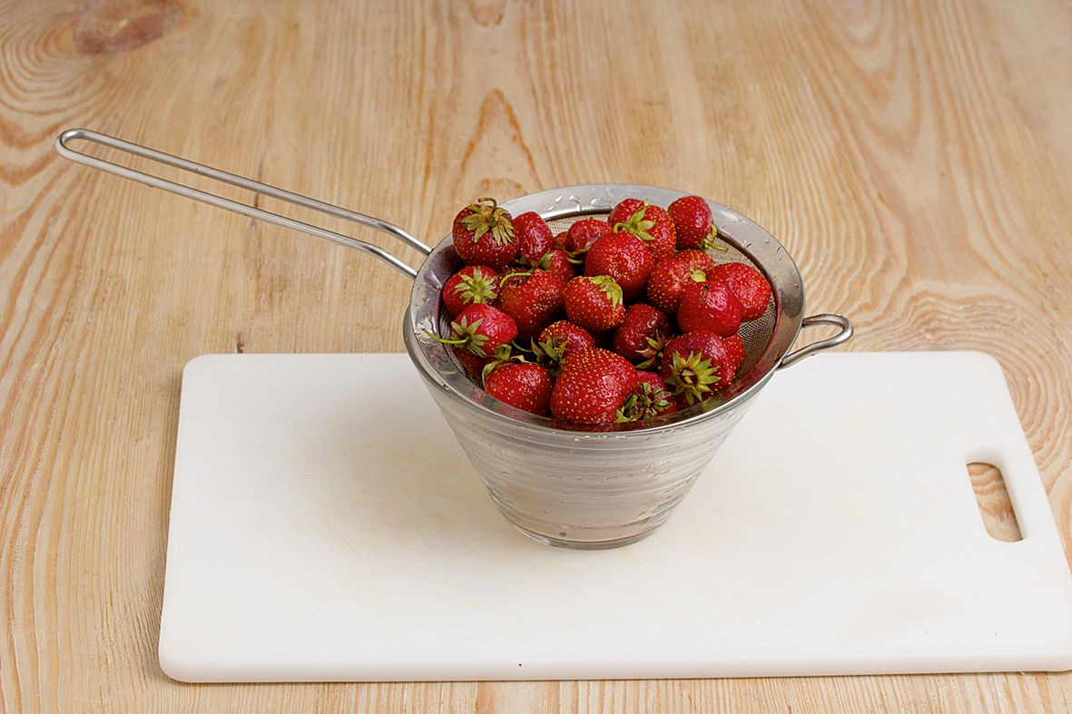 Сладкие рецепты: варенье из клубники с целыми ягодами на зиму