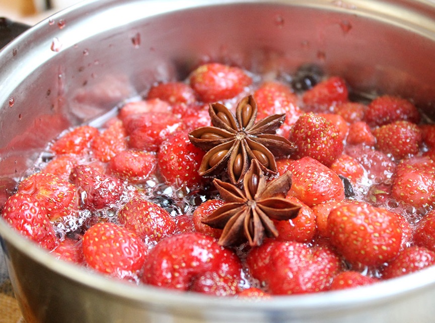 Сладкие рецепты: варенье из клубники с целыми ягодами на зиму
