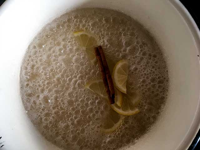 сироп для приготовления джема из физалиса с лимоном и корицей