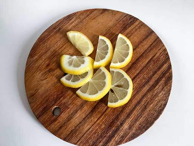 порезанный лимон для варенья из физалиса