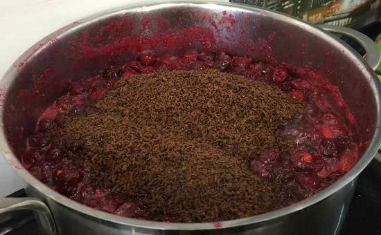 Варенье из вишни с косточками на зиму — 9 простых и вкусных рецептов