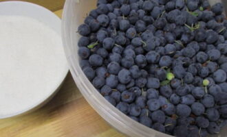 Как приготовить простое варенье из голубики на зиму? Подготовьте ягоды, удалив палочки и листочки. Тщательно промойте голубику холодной водой и дайте ей высохнуть.