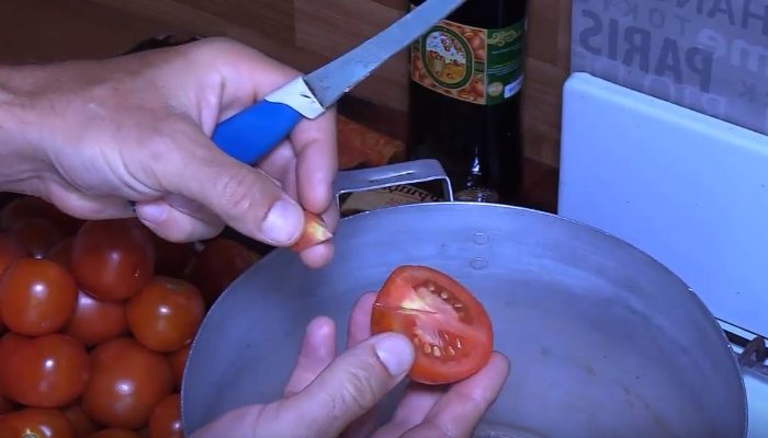 Рецепт помидоры яблоки и чеснок. Разрезанный помидор. Полтора килограмма помидор.