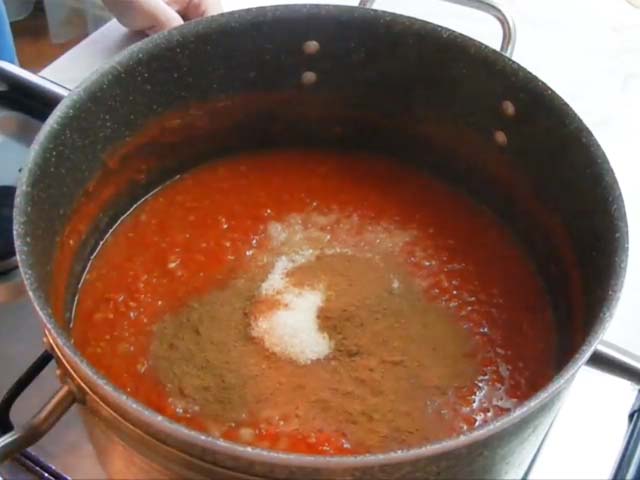 tomat-v-kastrule-so-speciyami