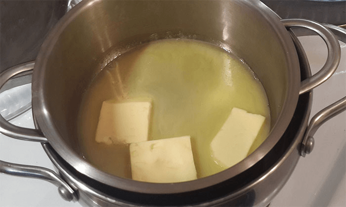 Растопите мед на паровой бане вместе со сливочным маслом