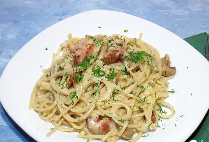 Рецепт: Спагетти в сливочном соусе с беконом и грибами