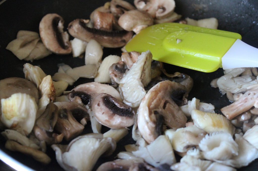 Фотография рецепта - Французский грибной жульен с курицей и соусом бешамель - шаг 4