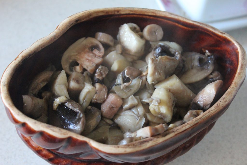 Фото рецепта - Французский грибной жульен с курицей и соусом бешамель - шаг 6