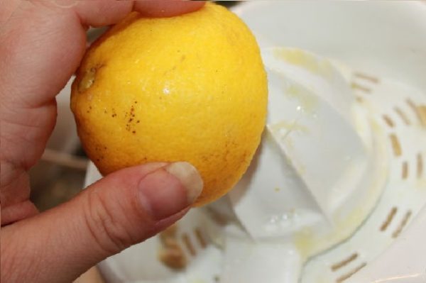 лимон на соковыжималке